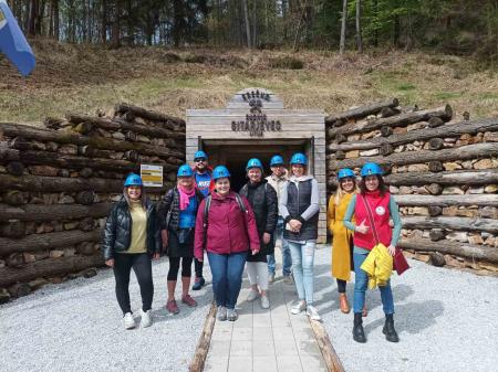 Skupinska fotografija partnerjev projekta ERAS 2 pred vhodom v Rudnik Sitarjevec